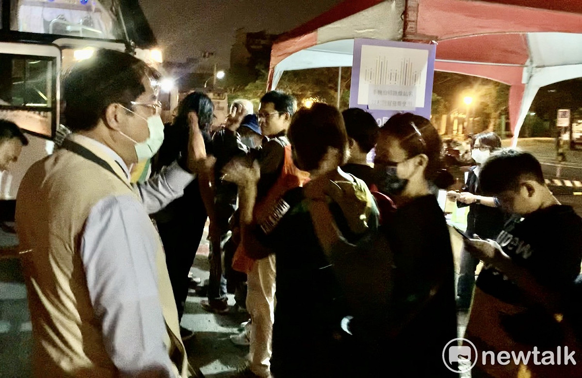 國慶焰火湧進爆量人潮，台南市長黃偉哲在晚會結束後，親自到大台南智慧交通中心督軍，全力協助遊客人車疏散。 圖：台南市政府提供