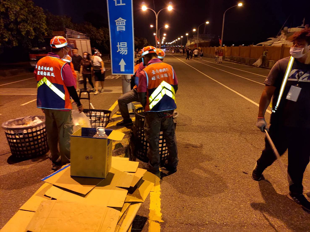國慶煙火晚會結束後，台南市政府動用清理人力超過1200人次，共清出垃圾量150噸、回收物11噸，直到凌晨4時已大部分清理完畢。 圖：台南市政府提供
