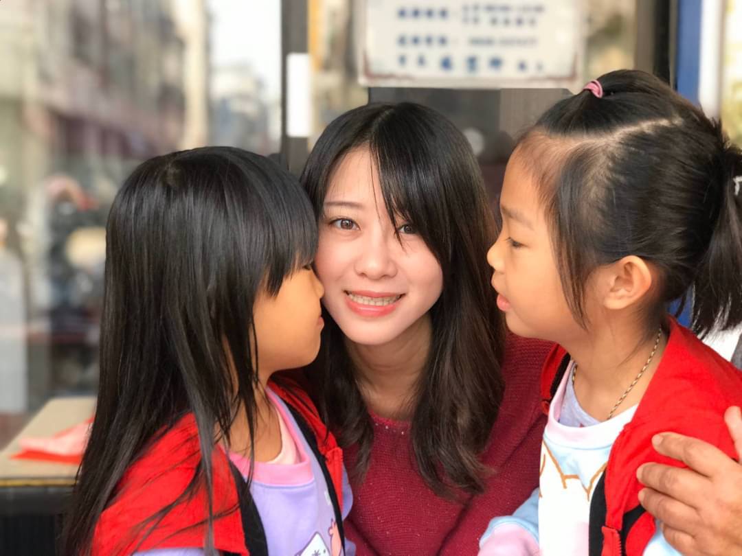 林京玲與里內小朋友互動親切。 圖：林京玲/提供