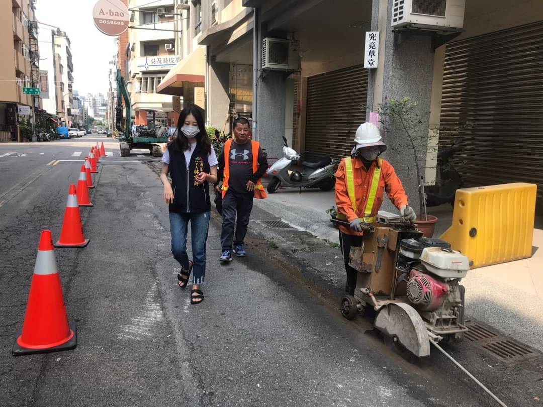 林京玲勘查里內馬路鋪設工程。 圖：林京玲/提供