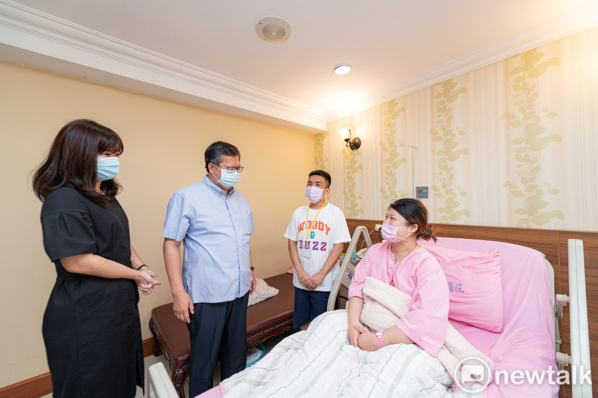 鄭文燦前往婦幼醫院探視國慶寶寶並獻上禮物祝福。 圖：林昀真／攝