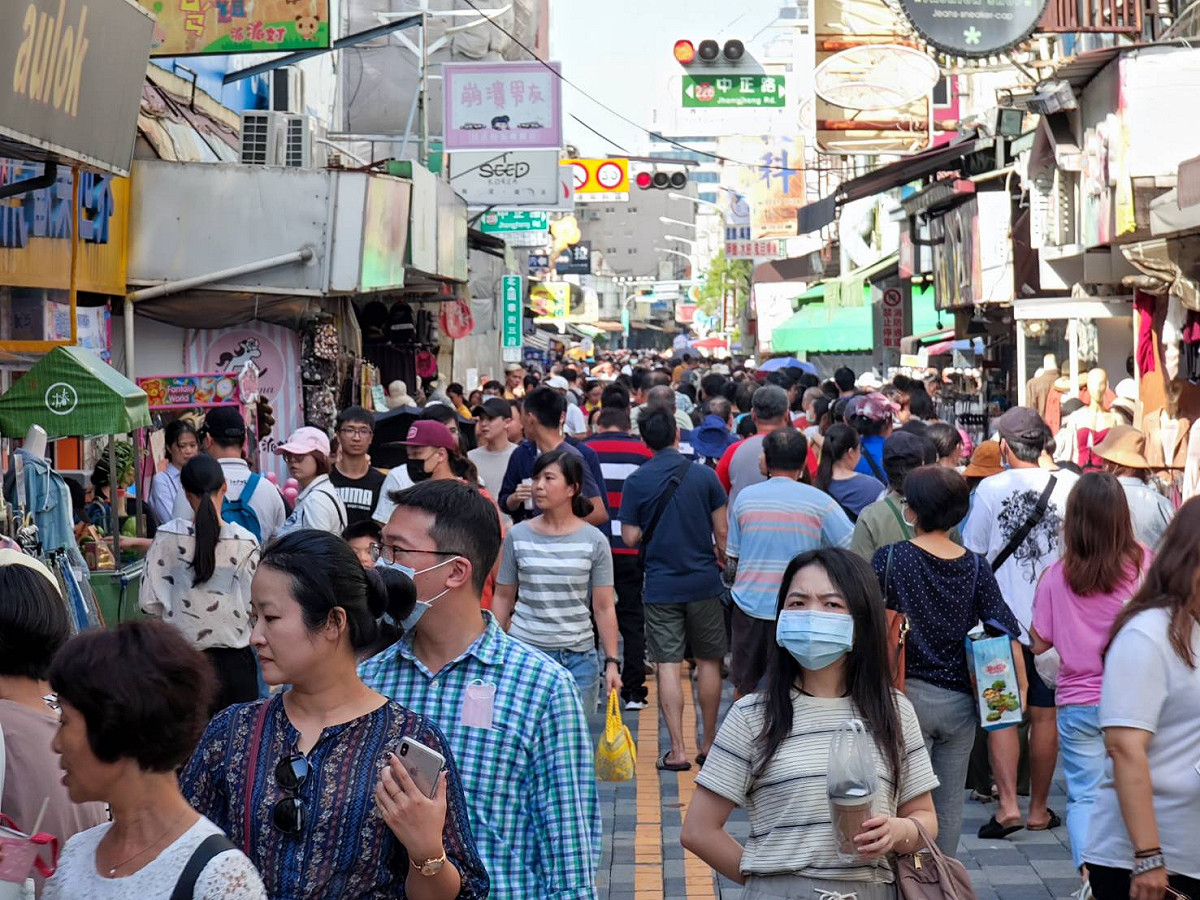 國慶連假台南市區國華街擠滿遊客。 圖：南市觀旅局／提供
