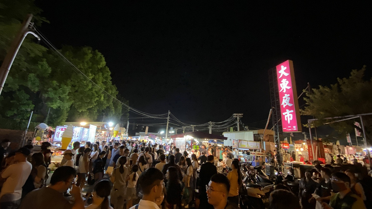 國慶連假台南大東夜市人潮擠爆。 圖：南市觀旅局／提供