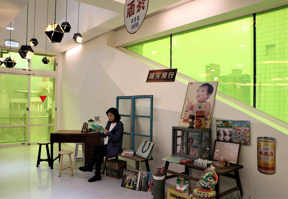 瑞芳圖書分館充滿復古又充滿復古又帶點文青的懷舊悅讀角，是網美們最佳的美拍私房景點。  圖：王峻昌／攝