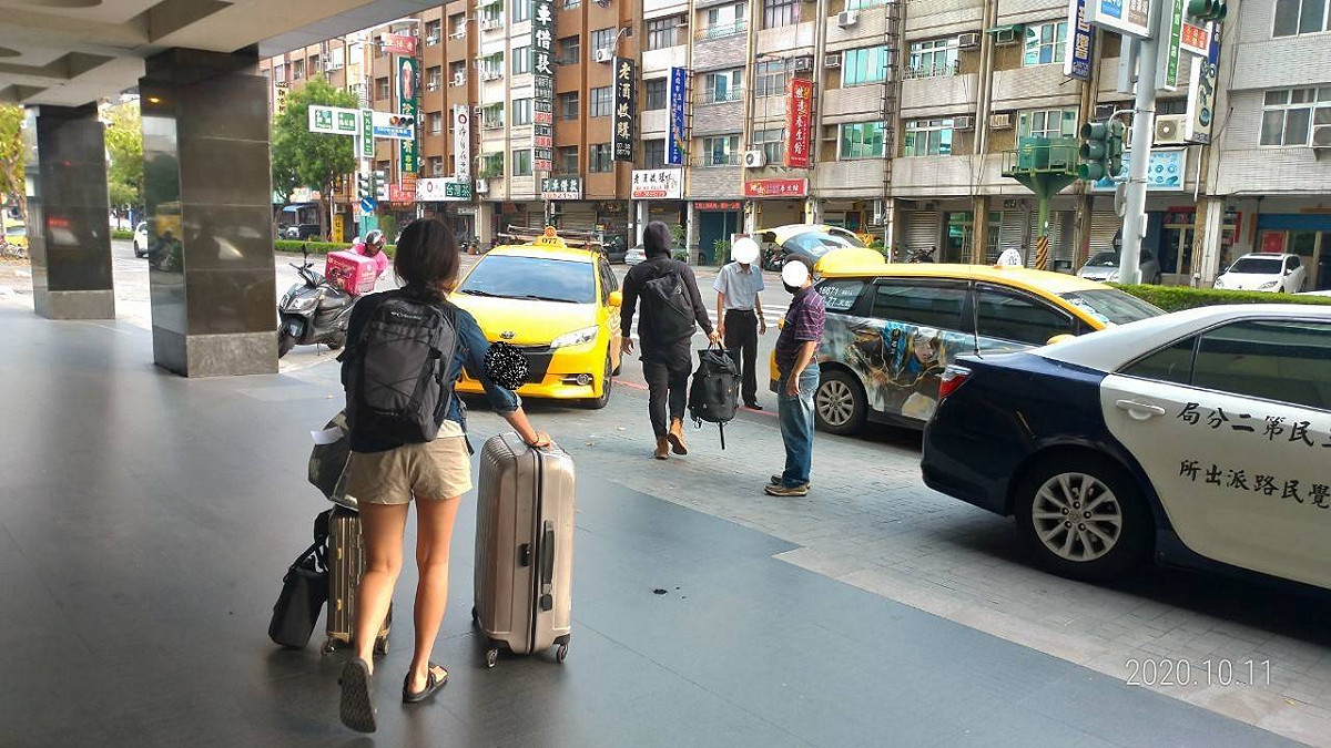 今高衛生局指出，有2名具柬埔寨活動史的民眾在移住防疫旅館前，不甩防疫計程車司機警告，竟自行前往便利商店購物，將對這2人各開罰新台幣：10萬元（圖為示意圖） 圖：高雄市政府/提供