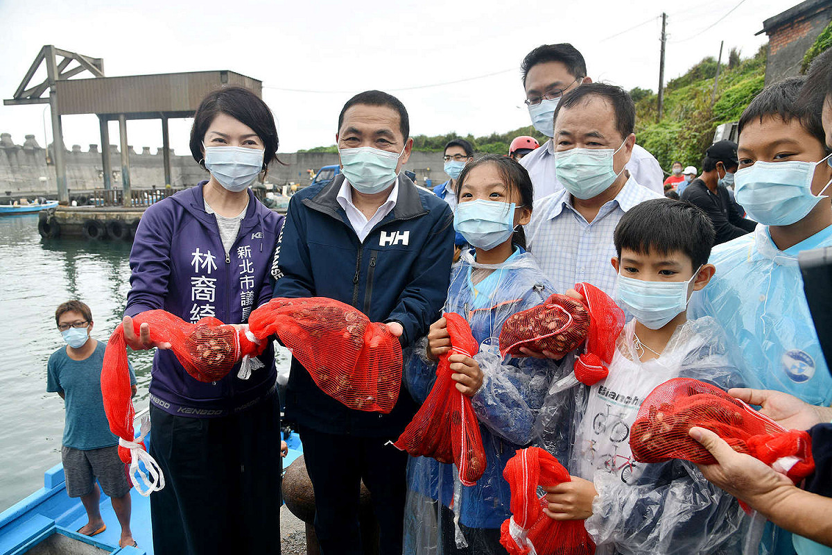 侯友宜盼藉復育、放流增裕漁業資源，也呼籲民眾重視海洋生態永續發展。 圖：新北市農業局提供