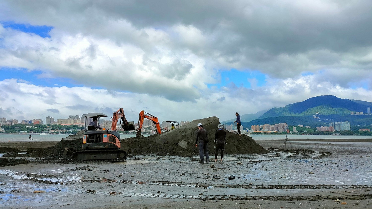 展演的「消失的海翁」是在早上9點左右退潮時，沙雕師開始夯沙雕塑。 圖：新北市高灘地工程管理處提供