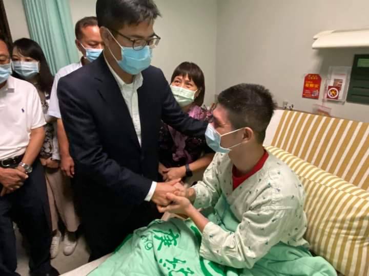 陳其邁今探望年初因公受傷的隊消防員。 圖：翻攝陳其邁臉書