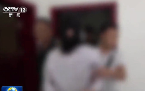 中國國安單位聲稱逮捕上百名台灣間諜，並公開台人戴上頭套的影片。 圖：翻攝央視