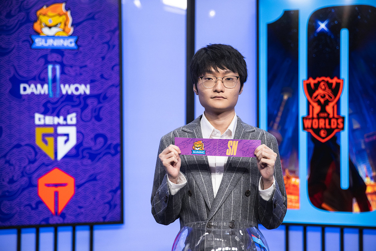中國戰隊 FPX 打野選手 Tian 擔任本次的抽籤嘉賓 圖：翻攝自LoL Esports Photo flickr