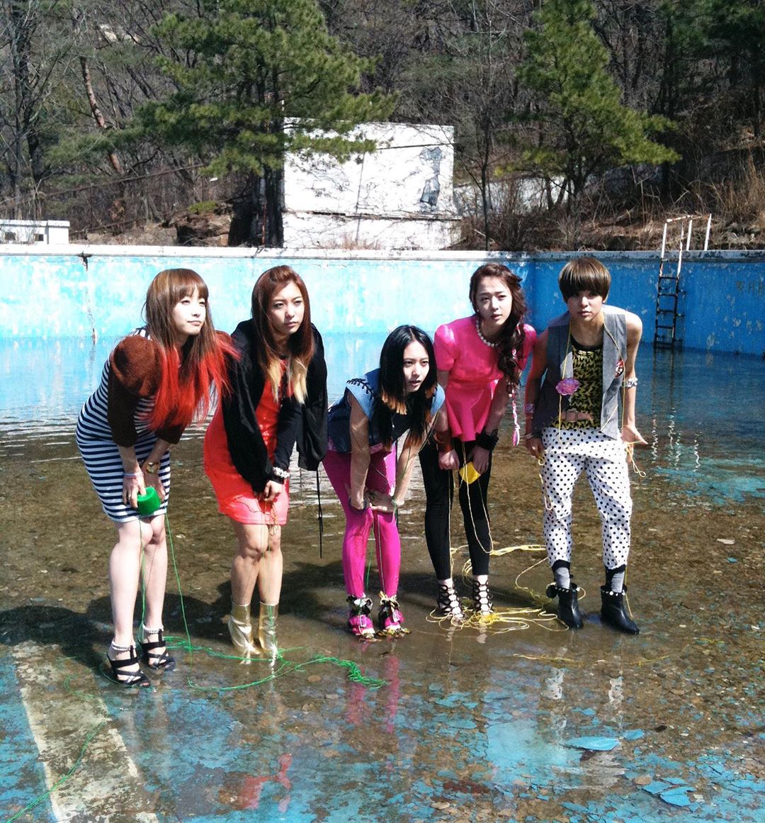 f(x)今年成軍滿11周年，成員們都還有發文紀念。（圖左2為已故藝人雪莉，她在2015年退出團體） 圖：翻攝自Amber IG