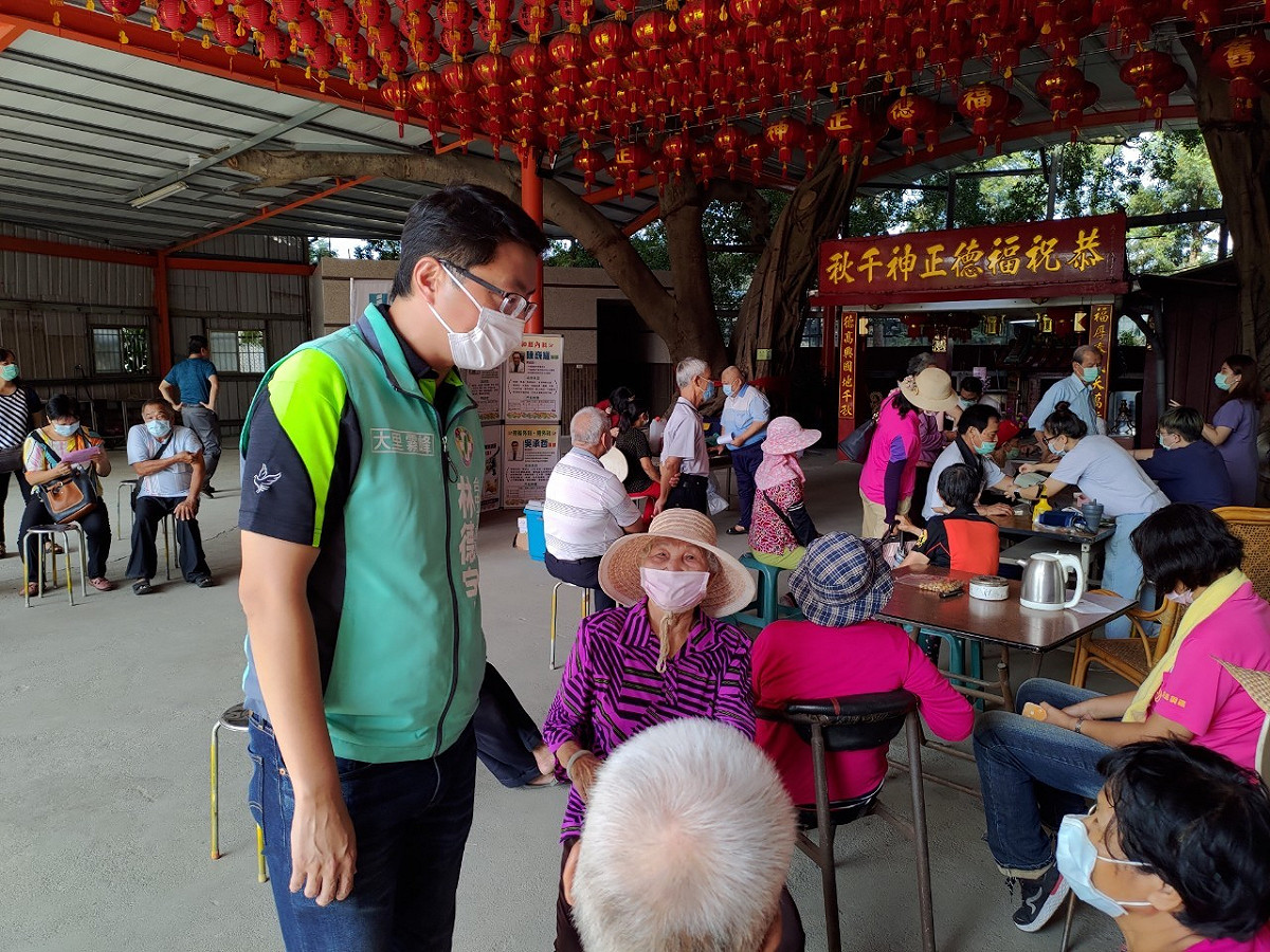 台中市議員林德宇到疫苗接種站關心疫苗來源是否充足。 林德宇/提供