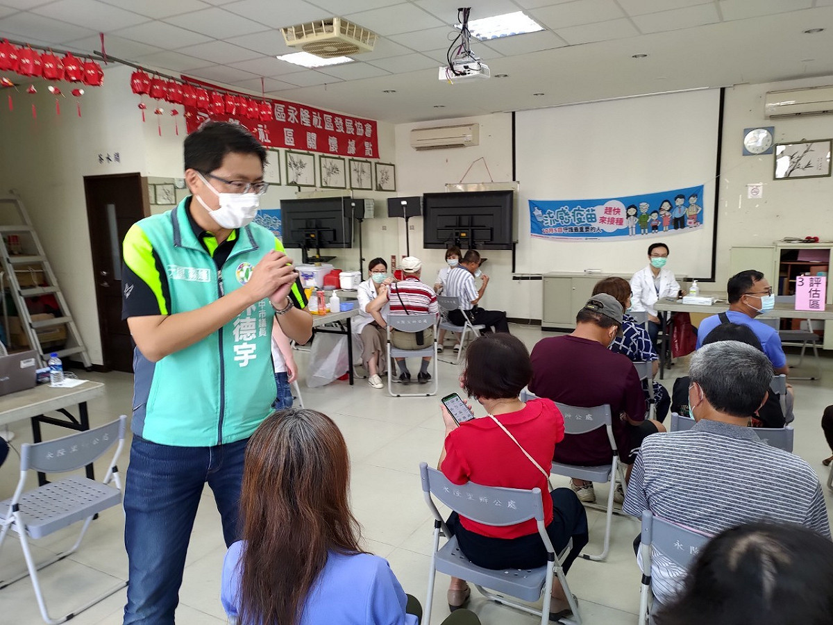 台中市議員林德宇到疫苗接種站關心疫苗來源是否充足。 林德宇/提供