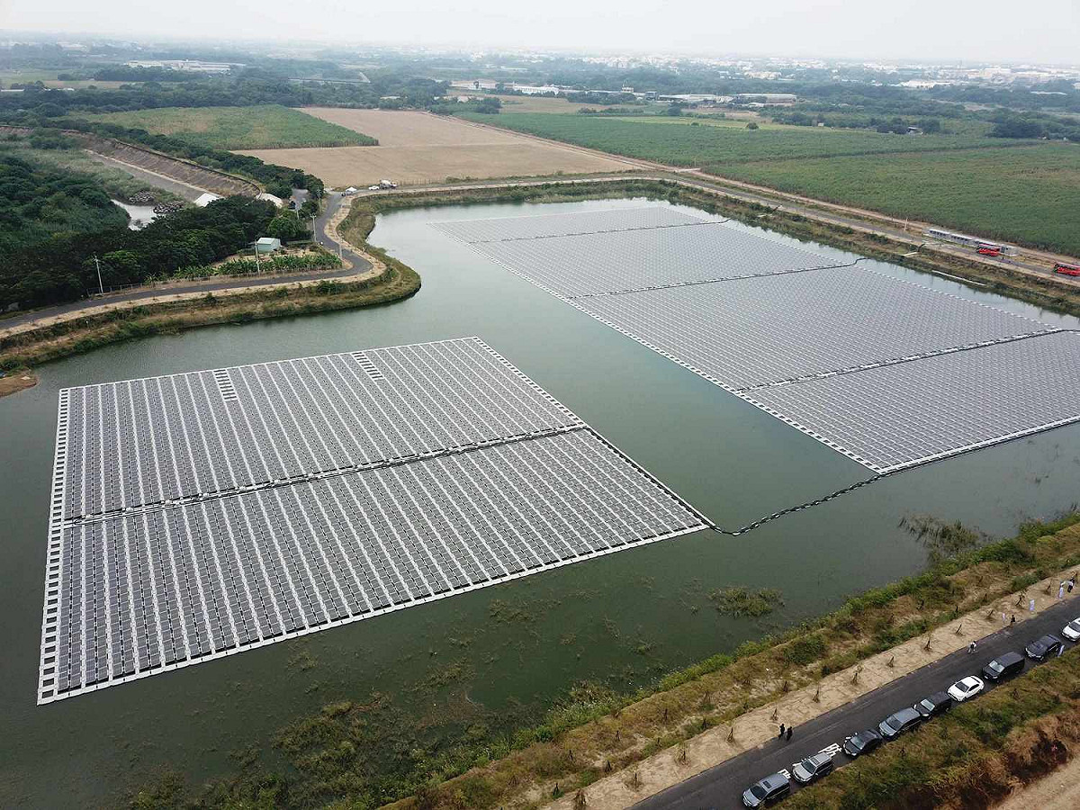 嘉義縣首座浮力式太陽光電廠今在中埔公舘滯洪池正式啟用。 圖：嘉義縣政府/提供