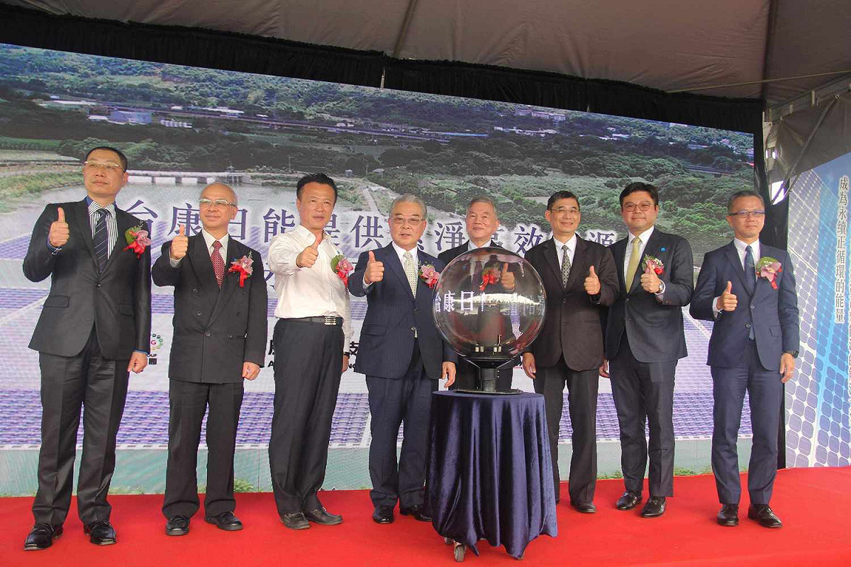 嘉義縣長翁章梁及多名政要等共同主持電廠啟用儀式。 圖：嘉義縣政府/提供
