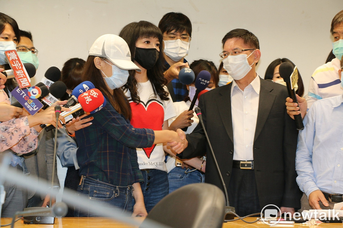 康軒行政長暨執行長蔡其修與女員工握手和解。 圖：林昀真／攝