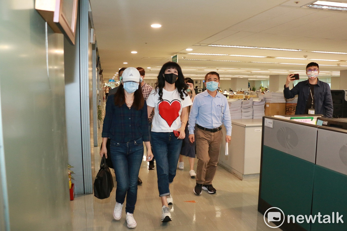 該女員工由新北市議員蔡淑君陪同出席調解會。 圖：林昀真／攝