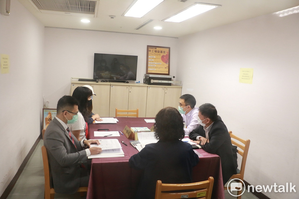 調解會今日下午於新北市府勞工局召開閉門會議，經２小時協調，勞資雙方達成共識順利和解。 圖：林昀真／攝