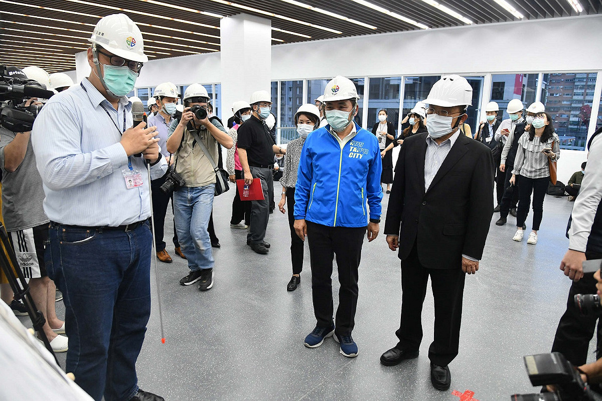 行政院長蘇貞昌今（12）天下午和新北市長侯友宜一起視察國家電影及視聽文化中心新莊1期場館。 圖：新北市政府提供