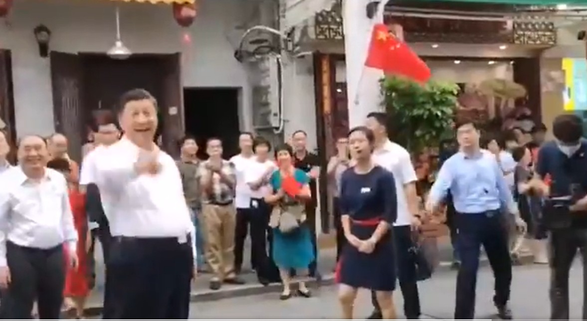 習近平到廣東省考察時，女導遊靠習近平太近，一旁的貼身護衛竟當眾出手。 圖：翻攝推特