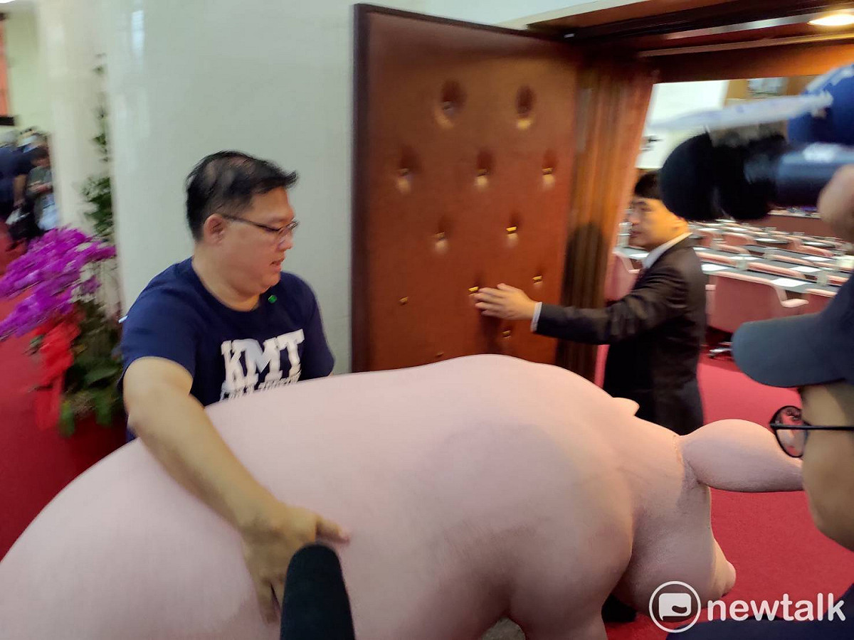 國民黨立委李德維帶著國民黨自製的道具豬進入立法院議場。 圖：黃建豪/攝