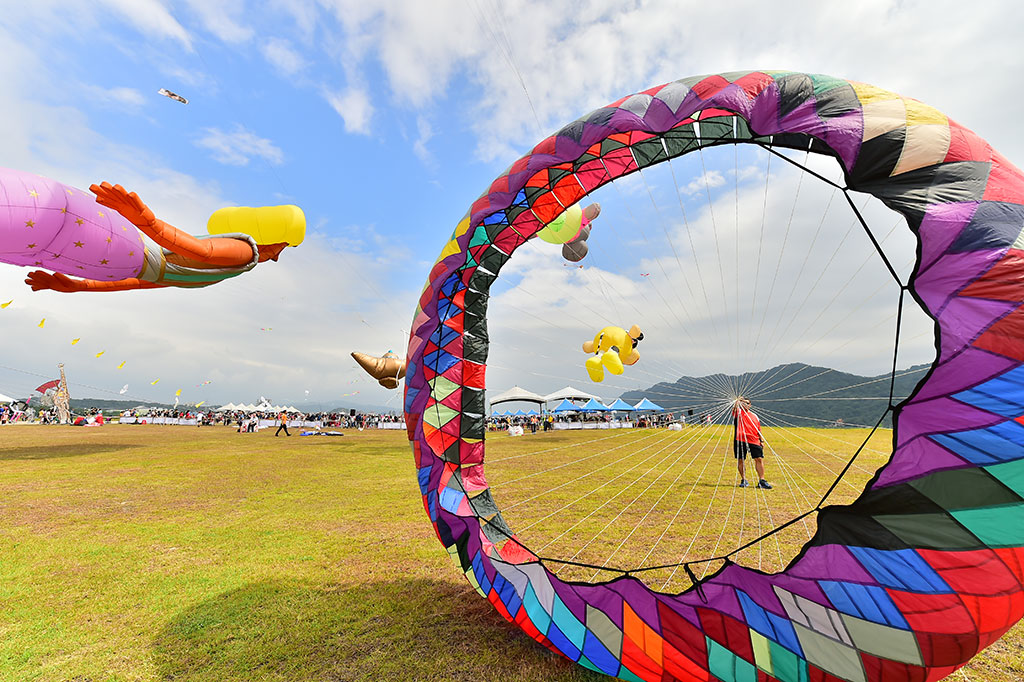 今年桃園風箏節以「太空」為主題，來自國外授權的太空風箏、國內的飛碟風箏將巡守中庄天空。（資料照） 圖：桃園觀光旅遊局／提供