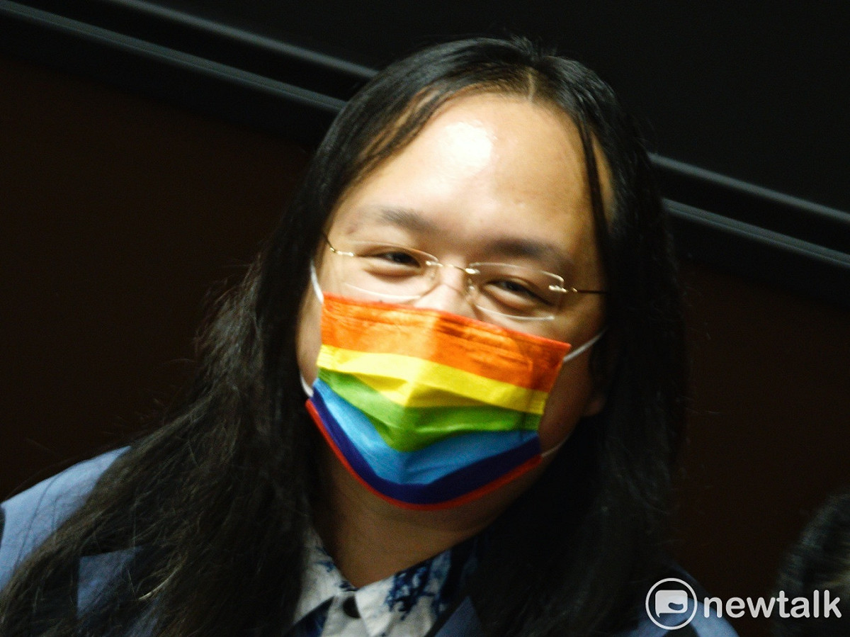 國民黨立委再度杯葛立法院院會，在百無聊賴的停擺議事中，政務委員唐鳳戴著一個彩虹口罩，成了最強眼的亮點。 圖：張良一/攝