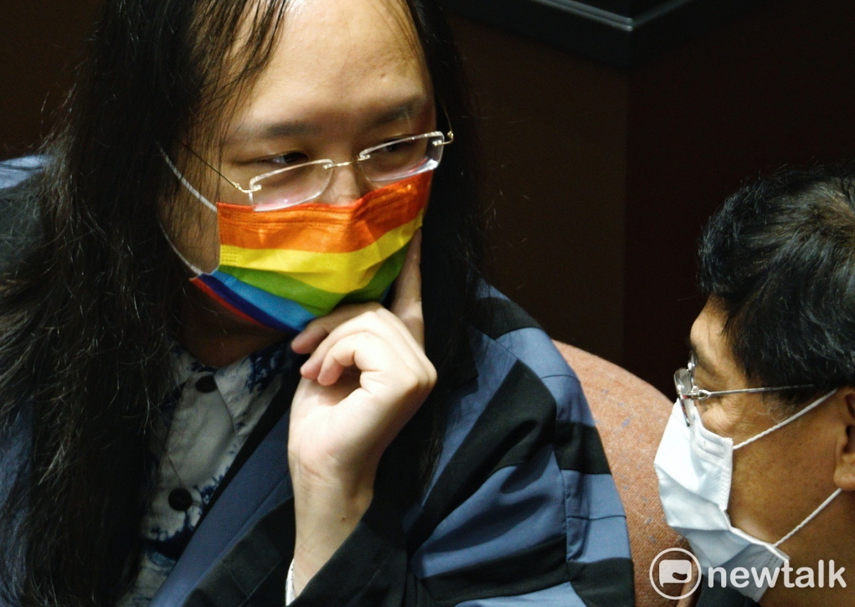 政務委員唐鳳戴著一個彩虹口罩，在百無聊賴的停擺議事中，成了最強眼的亮點。 圖：張良一/攝