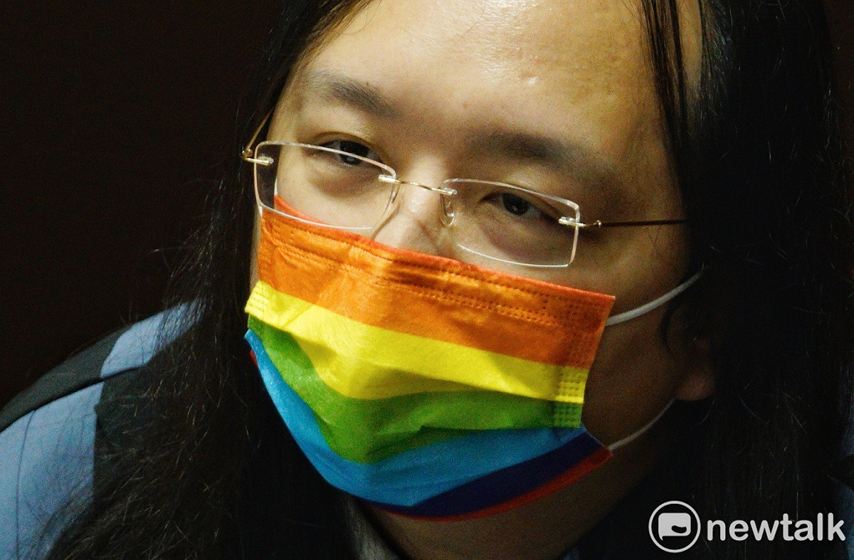 政務委員唐鳳戴著一個彩虹口罩，在百無聊賴的停擺議事中，成了最強眼的亮點。 圖：張良一/攝