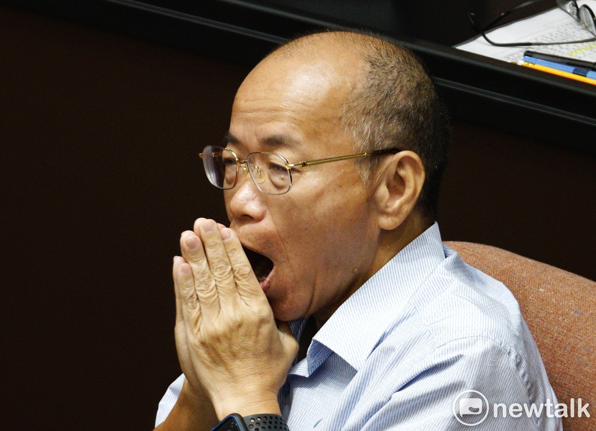 議事停擺，議場沈悶，政務委員張景森不禁打了一個大哈欠。 圖：張良一/攝