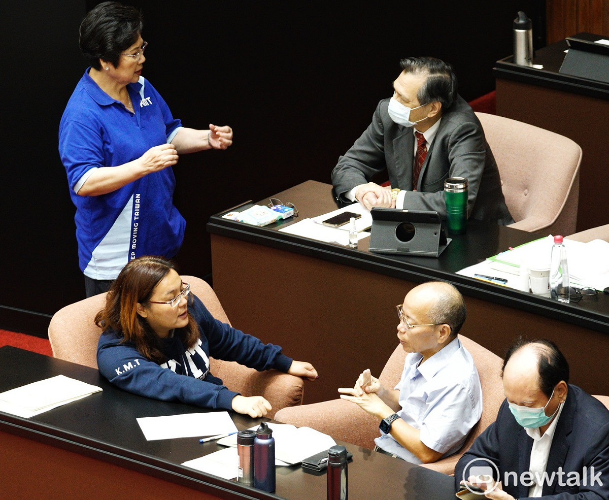 國民欸黨立委杯葛造成議事停擺，不過，國民黨立委溫玉霞、陳玉珍卻和陸委會主委陳明通、政務委員張景森等官員熱絡的交換意見。 圖：張良一/攝