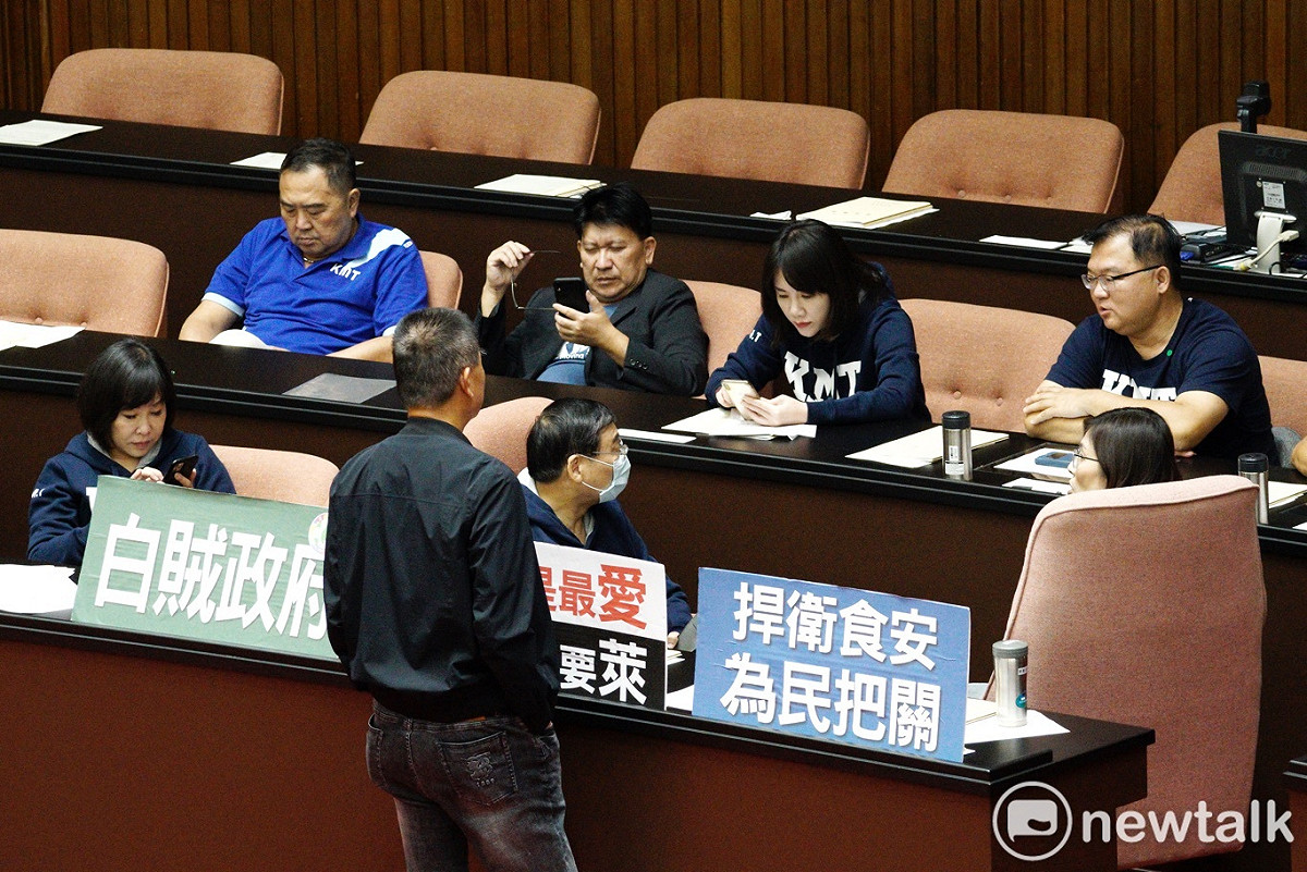 國民黨立委霸佔官員席，三三兩兩聊天、滑手機。 圖：張良一/攝