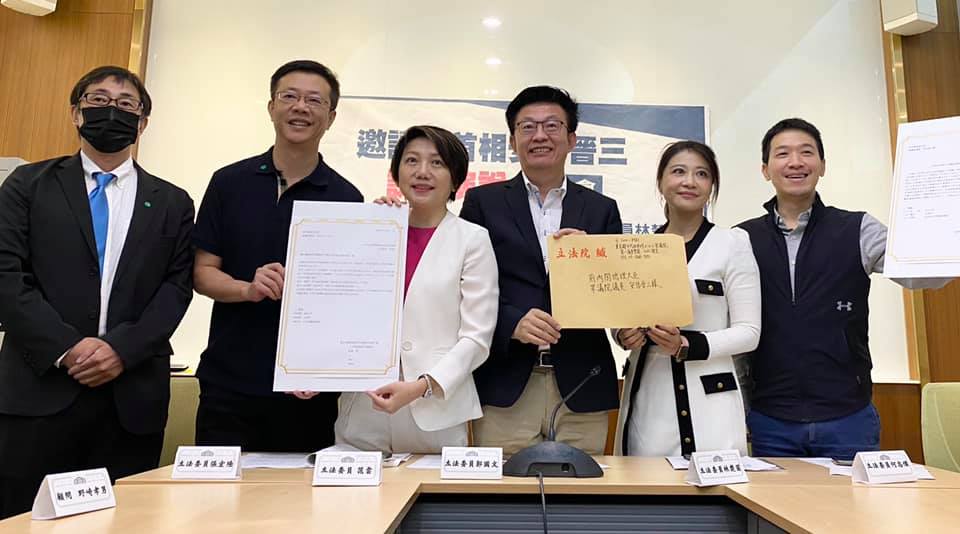 立法院亞東國會議員友好協會會長郭國文（右3），今與立委何志偉（右起）、林楚茵、范雲、張宏陸，與前東京都議員野崎孝男（左1）共同召開記者會。 圖：取自郭國文臉書