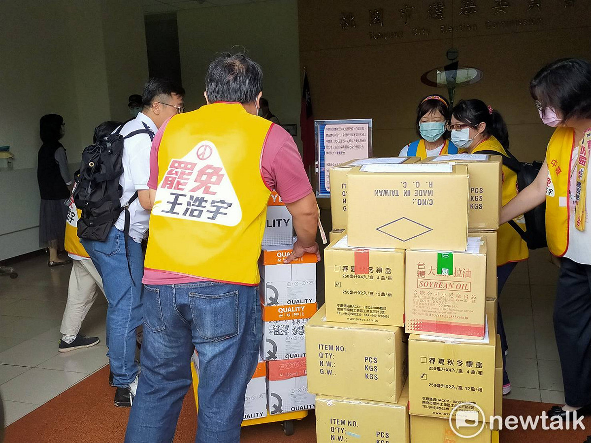 「罷免王浩宇」總部今上午前往桃園市選委會遞交第二階段罷免連署書38888份。 圖：林昀真／攝