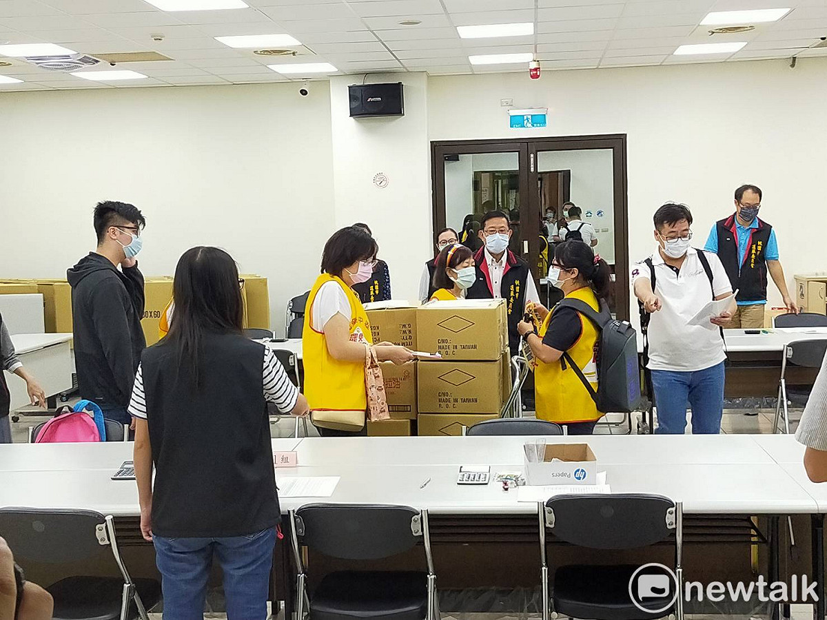 選委會工作人員準備清點罷王連署書。 圖：林昀真／攝