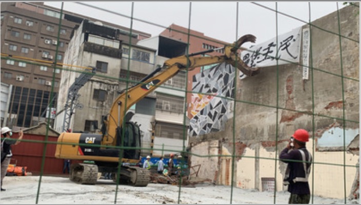 交通部鐵道局中部工程處13日凌晨發動奇襲，強制拆除台南市鐵路地下化沿線3戶拒遷戶。 圖:中央社/提供