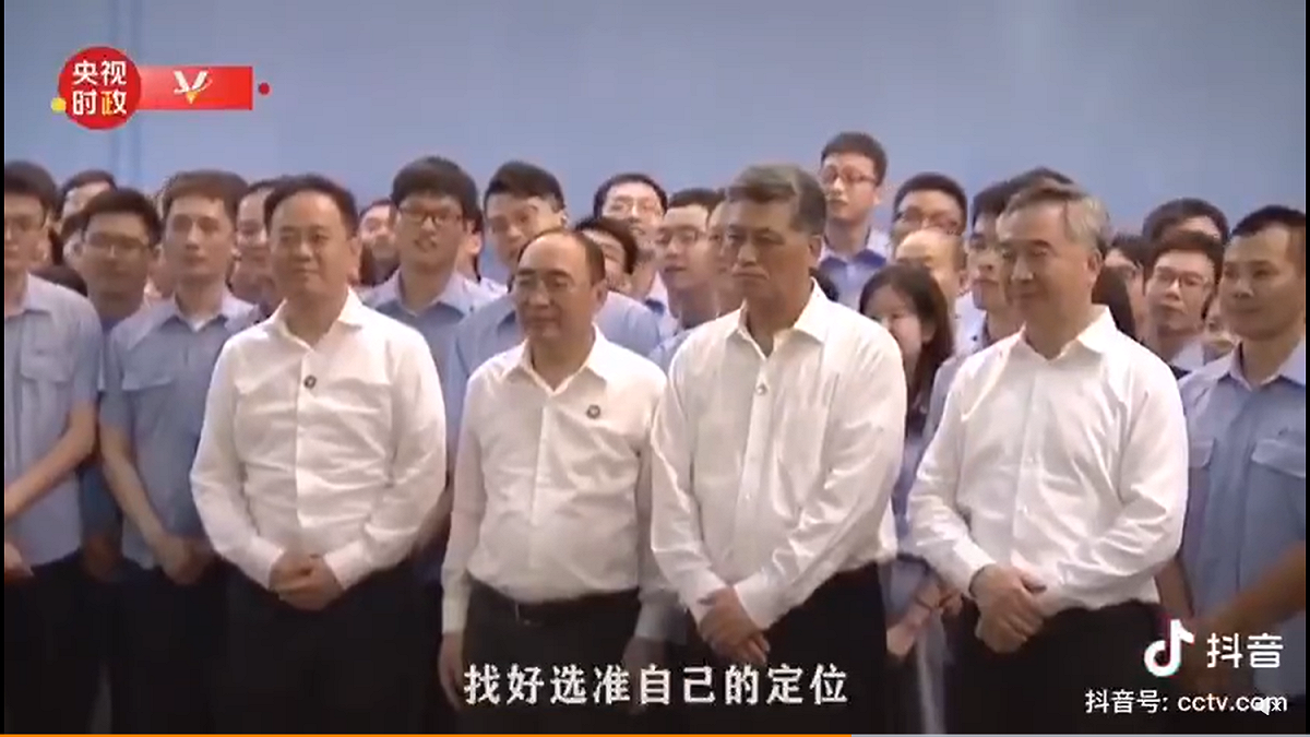 三環集團的員工環繞成一個圓圈在旁邊聆聽習近平說話。 圖：翻攝自央視