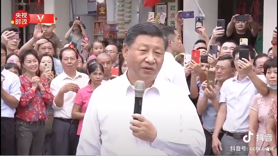 習近平到訪潮州市牌坊街。被大批民眾包圍。 圖：翻攝自央視