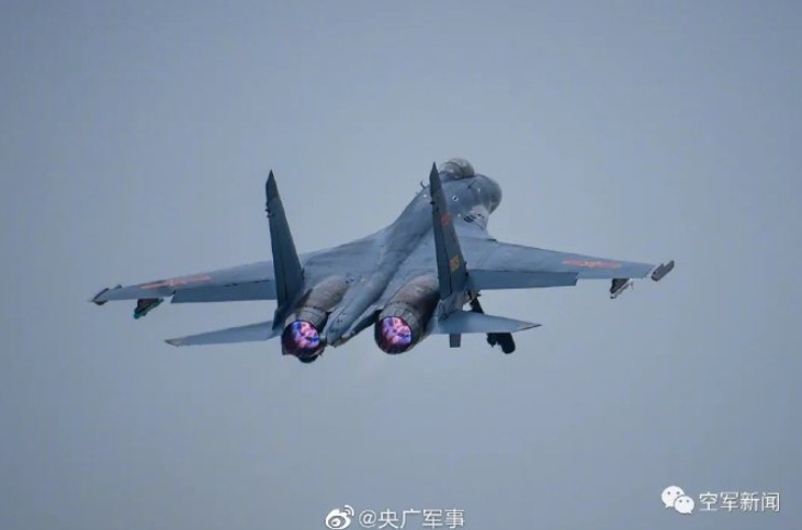 中共執行航空母艦載機殲-15「對海島目標進行打擊」軍演行動。(示意圖) 圖 : 翻攝自中國中央人民廣播電台軍事官方微博