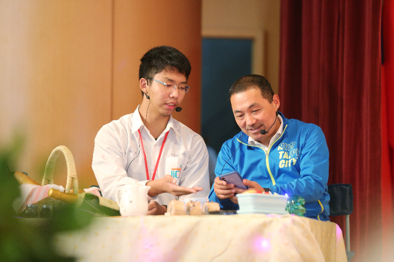 新北市2020年國際青年「NTPC MAGIC」專案設計與製作論壇，侯友宜與學生進行跨國專題線上互動。  圖：新北市新聞局 / 提供