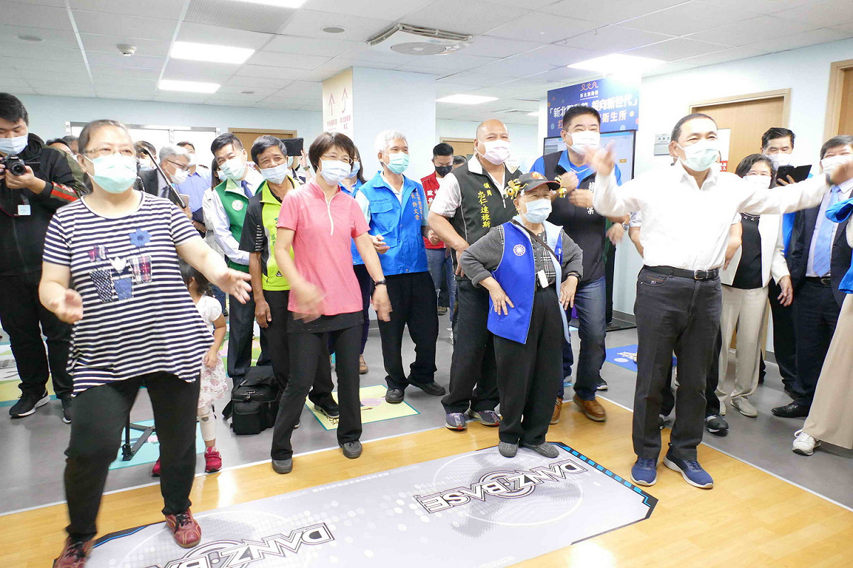 侯友宜於長者運動樂活場域體驗跳舞機。  圖：新北市衛生局 / 提供