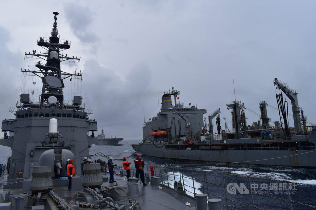 美國海軍勃克級飛彈驅逐艦馬侃號（DDG-56）12日起與日本海上自衛隊第2護衛隊群在南海展開聯合演習。 圖：中央社／提供
