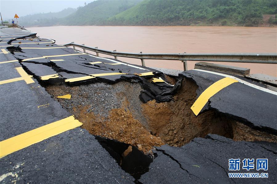 越南中部暴雨洪災，造成道路橋梁中斷。 圖：新華網