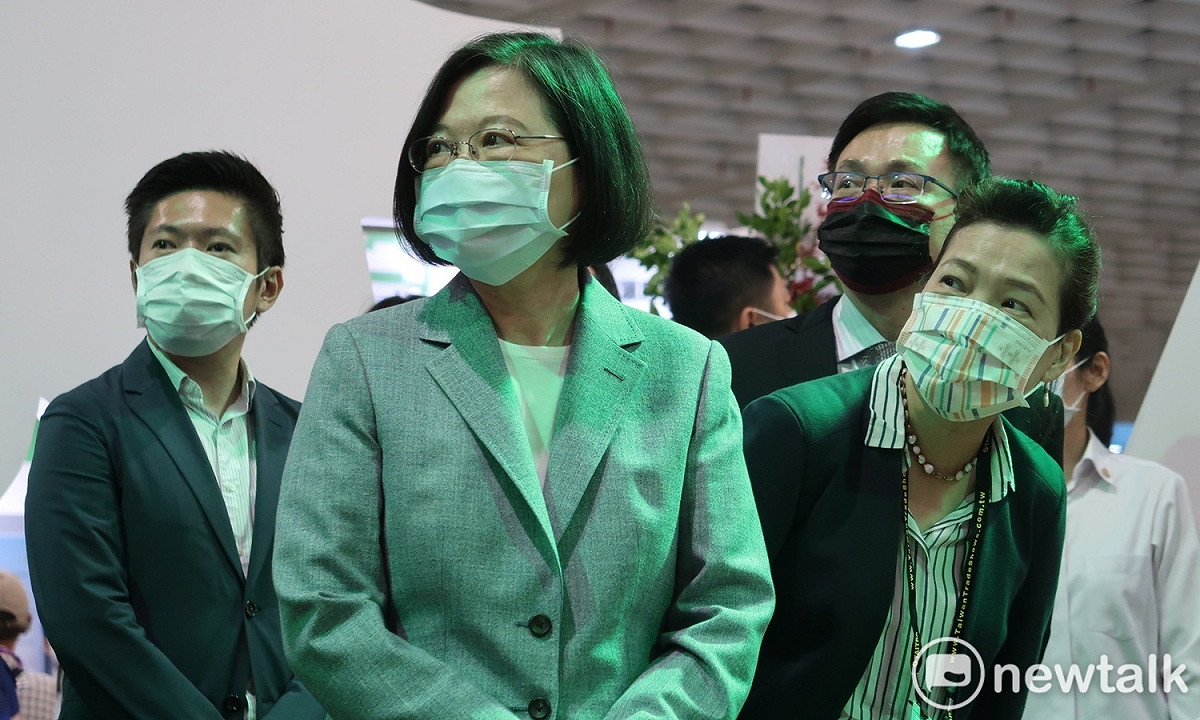 總統蔡英文（左二）與經濟部長王美花（右一）14日出席「2020再生能源週」展覽。 圖：林朝億/攝