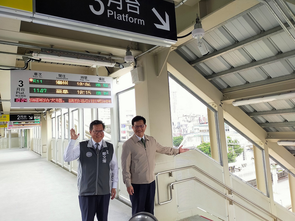 新落成的中壢臨時後站為三層樓結構，未來民眾購票後需經由跨站天橋二樓進入車站月台候車。 圖：林昀真／攝