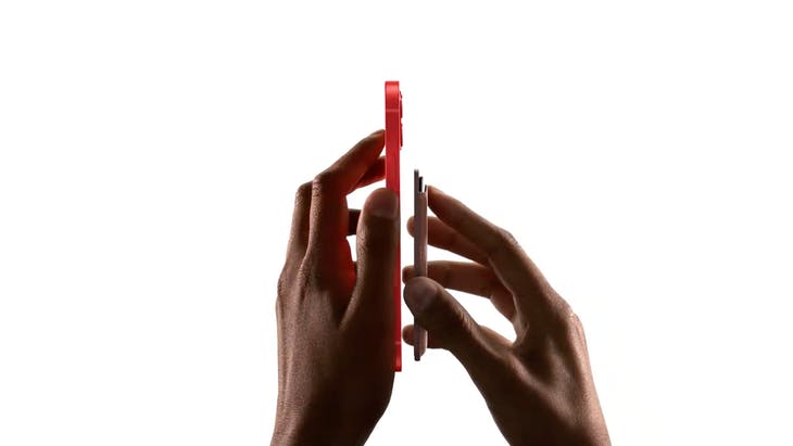 蘋果推出MagSafe皮革卡套，可直接吸附在手機背面。 圖：翻攝自Apple