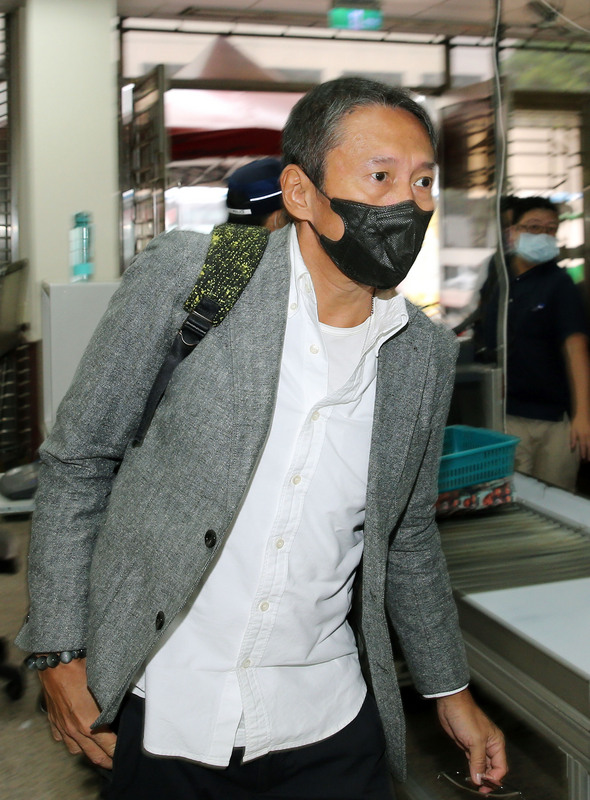 導演鈕承澤被控性侵案，台灣高等法院14日開庭，鈕承澤準時出庭。 圖：中央社