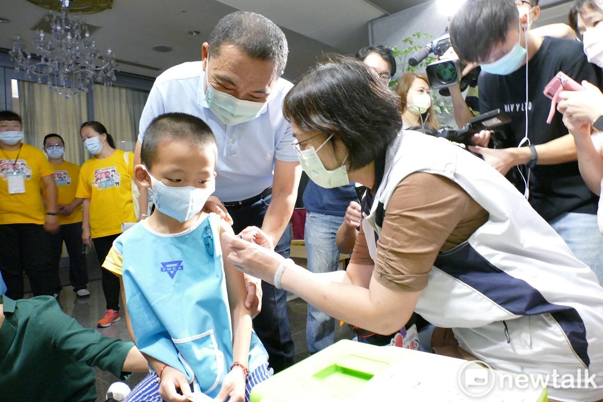 我國衛福部日前指出，將會暫緩無高風險慢性疾病的50歲至64歲成人施打。對此，新北市長侯友宜在受訪時表示：「地方出現許多聲音。」 圖：新北市政府衛生局／提供