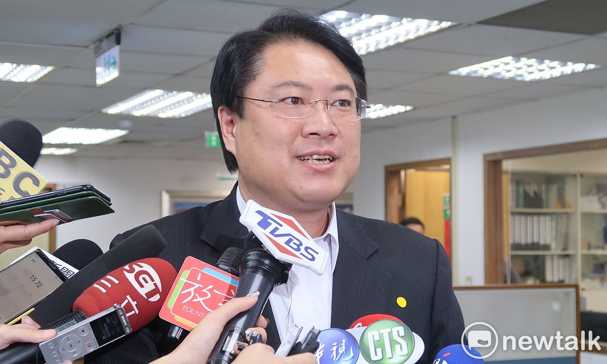 基隆市長林右昌今（29）日在台北市新新秀泰影城包場，邀請至兩位前台北市副市長、高雄市長副市長林欽榮、以及現任監察委員陳景峻，觀賞「親愛的房客」。 圖：林朝億/攝