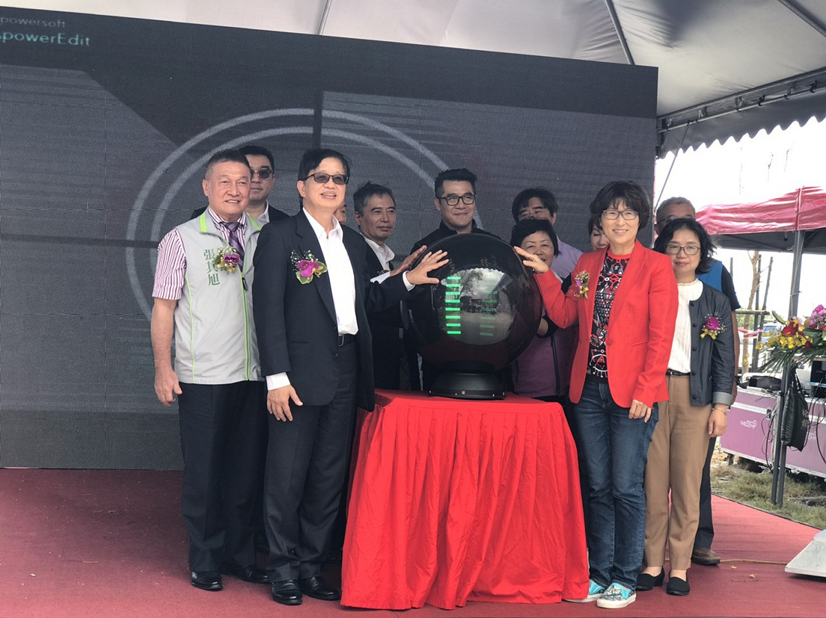 台東水資源回收中心全面啟動，內政部次長邱昌嶽(前排左)、臺東縣長饒慶鈴(前排右)。 圖：內政部提供